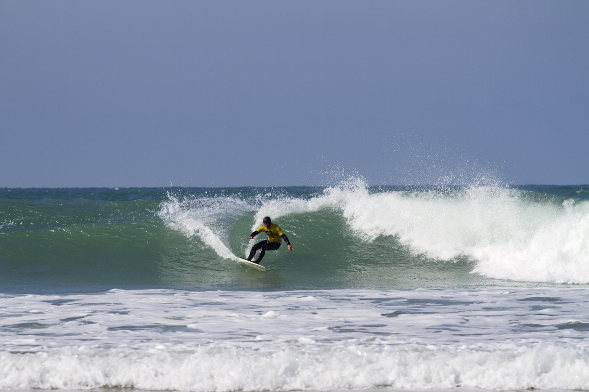 sam boex carving cut back on a single fin surfboard